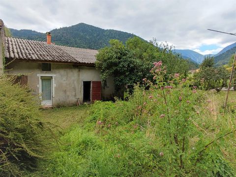 Maison de village avec jardin et grange attenante