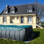 Maison traditionnelle Bretonne idéalement située entre Vannes et Lorient avec appartement et piscine.