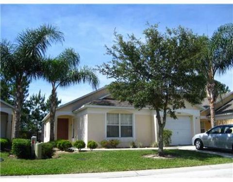 IMMACULATE GOLF COURSE VIEW PROPERTY!!!  Fully Furnished & South Facing Pool. This guarded, gated community offers a fitness center, children's playground, and tennis courts. Just a 20 min. drive to Disney. Community has 4 pools, fishing, and pro sho...