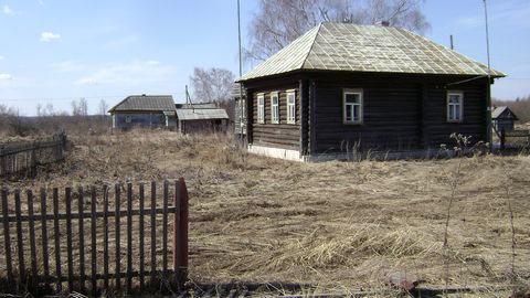 I sell house in the village. Yaroslavl reg. [Danilovskiy] region sat down [Toropovo]. Felling on the foundation for the dacha or for [PMZH]. House in the large mudflow. School, kindergarten, stores. Good climate, next forest. Under the house the sect...