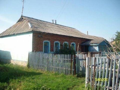 In Ryazhskaya district, village Petrovo.Udalennost from Moscow 300km.Imeyutsya DHW construction, sauna, well, the new courtyard of the blocks. The house has 4 rooms, kitchen, terrasa.Proveden gas and now hold water. The road to the house asphalting. ...