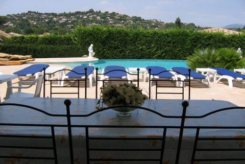 Mougins : near Cannes, superb new villa with a view of the old village. In perfect condition, with large rooms and very good fitings. Large living room 80sqm, with open plan kitchen fully fited, master bedroom with dressing, office and bathroom en su...