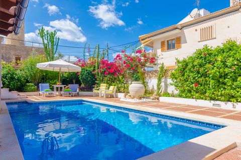 Mediterranean town house with private pool in Colonia de Sant Pere where 8 guests can spend a quiet holiday. A morning swim in the 8m x 3m chlorine pool, a large breakfast on the porch and then relax on one of the four sun loungers - just enjoy your ...