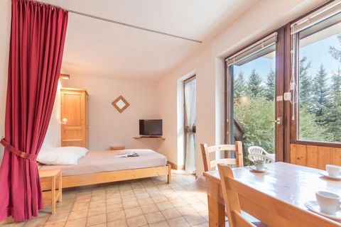 The residence Le Clos des Cavales 2, is a small residence of 2 floors situated 400 m from the ski slopes and 700 m from the ski school of Chantemerle. It is located 300 m from shops and the resort center. Surface area : about 40 m². Orientation : Sou...