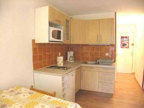 The residence Les Crêtes is located 200m away from the skiing slopes and 300m away from the resort center. Situated in a quiet area, next to the ice rink, with lift and outdoor carpark. Surface area : about 25 m². 1st floor. Orientation : South. Livi...