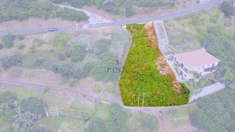 For sale land for construction with 690 m2 by roadside, located on the site of Marco in Machico. Situated just 10 minutes from the centre of Machico, you can build your villa here in a safe and quiet place. Being close to Machico city centre you can ...