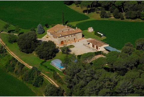It has a large plot, which more than three quarters of its extensive land of 37 ha are forests, the rest being fields. This envelops it with a natural environment that provides the property with a cozy, fresh and idyllic atmosphere. The farmhouse its...