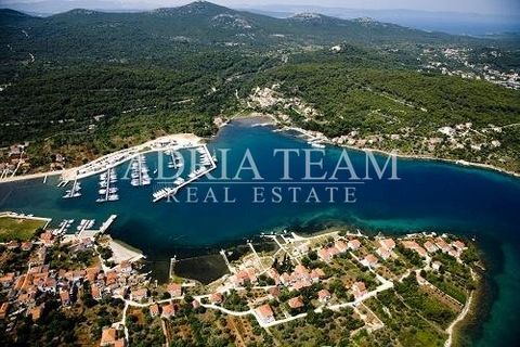 For sale building LAND in Sutomišćica on the island of Ugljan. The property consists of two plots, one has 783 m2, while the other is 1154 m2. PROPERTY DESCRIPTION: - regular shape; - ideal for building a family house or villa with a swimming pool; -...