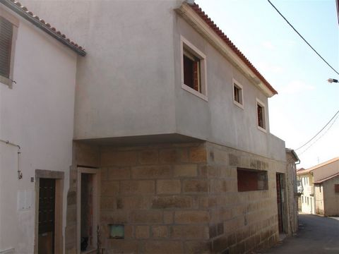 House under construction in the village of Vilariça, 15 km from Mogadouro. Composed of 4 bedrooms, 2 of them suite, good areas, large garage and mountain views. Typical village of the northeast transmontano, ideal for holidays or rest days.  