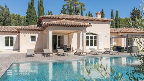 In a private and secure domain, villa of about 260m2 located on land of about 4500m2 surrounded by greenery and overlooking the Esterel massif. This single-storey villa in Provencal style offers 4 bedrooms and 3 bathrooms, an equipped kitchen opening...