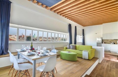 Venice Cannaregio Ponte degli Scalzi - Penthouse in the exclusive context located on the fourth and fifth floors with a panoramic roof terrace. The apartment is composed, on the fourth floor, of the entrance, three bedrooms and two bathrooms, on the ...