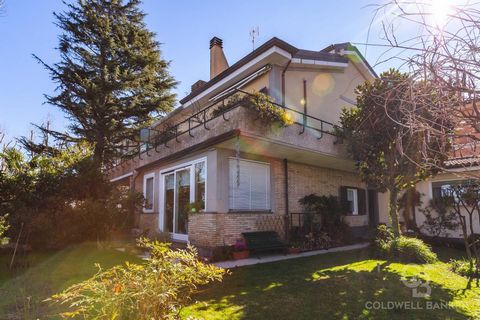 Anguillara Sabazia - Lungolago - In an enchanting position, overlooking the lake, we offer for sale the bare ownership of a villa on 3 levels, all above ground, with dependance (Bare-ownership) means that the buyer of the property has no right to occ...