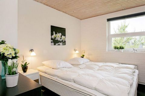 Mitten im beliebten Ferienort Blåvand, nicht weit von Einkaufsmöglichkeiten, Restaurants etc., finden Sie dieses Qualitätsferienhaus mit Whirlpool und Sauna im Bad. Das Ferienhaus präsentiert sich hell und geräumig, wobei die hochwertige Innenausstat...