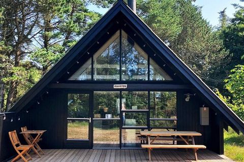 Practically furnished holiday home from 1966 and renovated in 2020 located on a cul-de-sac in Vorupør. The cottage has three bedrooms, all with double bed, well equipped kitchen and in the living room there is a TV with Chromecast, so you can stream ...