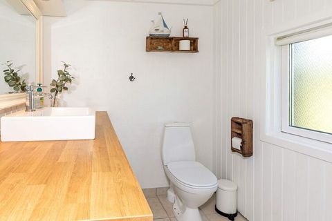 Esta cabaña ofrece todas las comodidades y se ha pensado en todas las comodidades. La casa forma un escenario ideal para una pareja de familias que desean tener un ambiente acogedor. El desván de la casa es relativo a los niños. Sin duda, gran parte ...