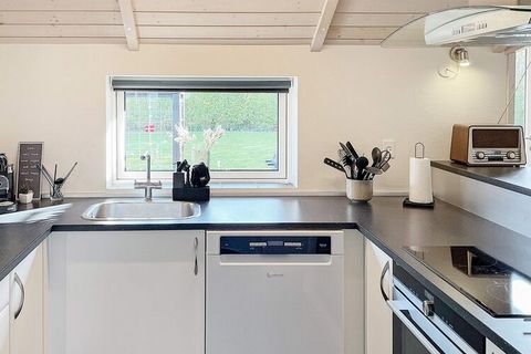 Ferienhaus mit hohem Standard und attraktiver Lage in einer ruhigen und landschaftlich reizvollen Gegend, zudem in der Nähe des Strandes. Es gibt einen Indoor-Whirlpool im Haus. Das 2013 erbaute und mit einer klimafreundlichen Luft-Luft-Wärmepumpe au...