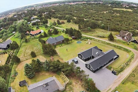 Casa di attività completata situata su un terreno naturale riparato con dune a pochi passi dalla vita attiva della città e dalla bellissima spiaggia di sabbia bianca, che caratterizza Blåvand. Uno dei bagni è dotato di una vasca idromassaggio per 6-8...