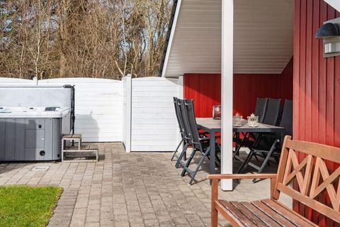 Right where forest and beach meet is this holiday cottage, renovated in 2006, on a secluded plot. Here you can uninterrupted play ball, badminton or just enjoy the sun. Kitchen from 2011. The big attraction is of course the large outdoor whirlpool wi...