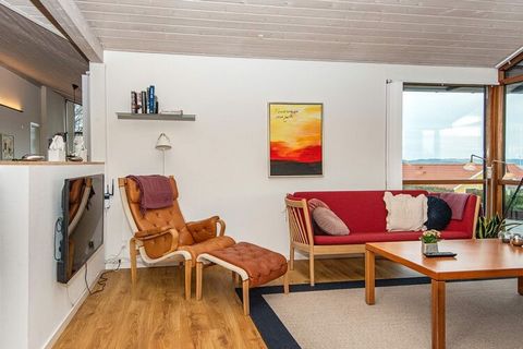 Holiday cottage located on the highest point in Følle Strand approx. 400 m from the ocean with an amazing 180 degrees panoramic view of the ocean. The furnishings have a good standard and is for guests who appreciate a tasteful furnishing. Living roo...