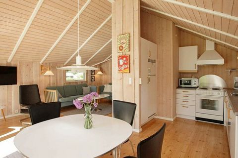 Dom wakacyjny położony w cichej okolicy w Sædding. Domek jest urządzony w jasnych kolorach z otwartą kuchnią, salonem, łazienką i dwiema sypialniami. Domek położony jest ok. 500 metrów od plaży Sædding, która jest bardzo przyjazną dzieciom. Nie do wy...