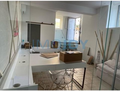 Spacious T1 store for commerce in the area of Linda-a-Velha for sale. It has an area intended for the kitchen and bathroom incorporated into the space of the store. It also has a vast area where it has a desk for work and also a glass partition so th...