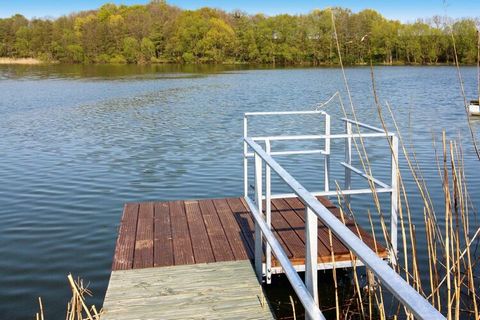 Cosily furnished holiday apartment with rowing boat and jetty for shared use on a 3,000 sqm shared property and only 30 m from the lake. After an extensive tour of discovery, you can end the day appropriately on the barbecue area. Alternatively, you ...