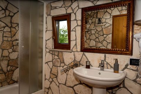 Dit leuke vakantiehuis met privé zwembad ligt in het dorpje Krbune, in het schilderachtige binnenland van Istrië. De buitenkant van Casa Franz heeft mooie stenen muren die zorgen voor volledige privacy tijdens uw verblijf! U beschikt over een terras ...