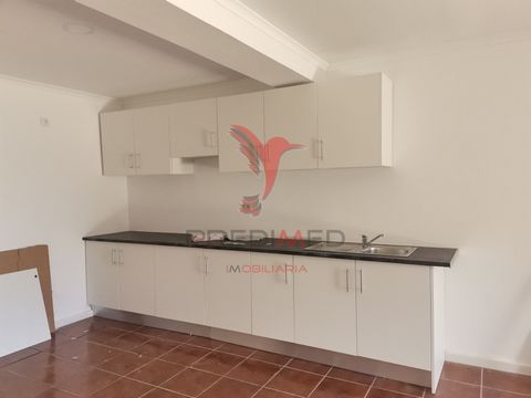 The Penedo Gordo is a cluster on the outskirts of the city of Beja and that belongs to one of its urban parishes (Santiago Maior), located 5 km from the city of Beja, has primary school. The property consists of 3 interior bedrooms with good areas, t...