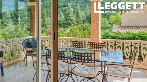 A22757CLE34 - Aan de rand van het dorp Olargues, in onze prachtige Vallée du Jaur, in een rustige omgeving met weelderig groen uitzicht, is deze villa uit 2003 klaar om een gezin te verwelkomen. Het biedt alle comfort die u zich maar kunt wensen: ca....