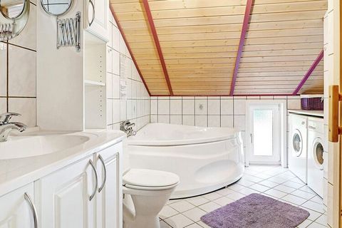 Cottage bien entretenu avec bain à remous et sauna situé près de Bratten Strand, qui possède une jetée, une épicerie et une aire de jeux. Le chalet est bien aménagé avec grande salle de bain avec bain en coin, douche et sauna. Il y a trois bonnes cha...