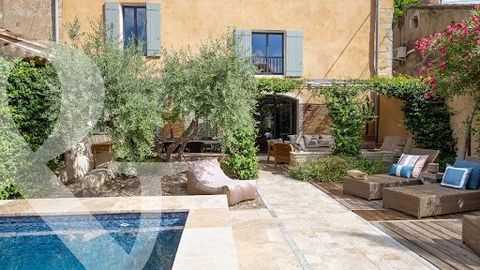 SOLE AGENT - In the heart of the charming village of Maillane and just a few minutes by car from Saint-Rémy-de-Provence this handsome village house has benefited from an exacting programme of restoration and showcases quality finishes. With an undeni...