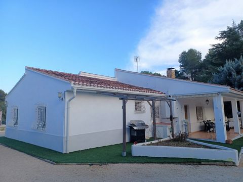 Villa for sale in Ontinyent Nice views Distributed on one floor with two pergolas lateral and front Spacious living room with large windows stove and exit to pergola Renovated kitchen with furniture in two colors blue and white marble bench decorativ...