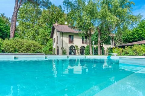 Historic villa of the end of '700 facing the Ticino river, close to the Maggiore Lake, resulting from the restoration of an old mill, which took place in the 70's, surrounded by a century park with beautiful trees and a large pool. The entire propert...