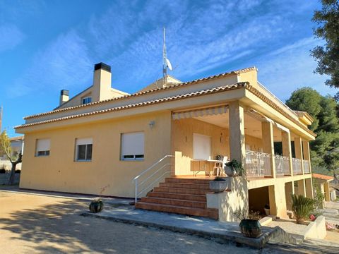 Villa for sale in Ontinyent Excellent location Very close to the urban area magnificent views It is distributed on the ground floor with access from a large pergola Distributor hall Living room with fireplace and split air conditioning connected to t...