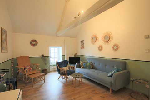 EXCLUSIVITY - ADDE Immobilier offers for sale an apartment located in the city center of Bayeux, a stone's throw from the Cathedral. It consists of: an entrance hall with cupboards, living room, fitted and equipped kitchen, bedroom, and bathroom with...