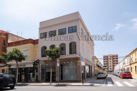 If you are looking for a safe investment in the best area of Puerto de Sagunto, a city in full expansion. Local corner with a lot of visibility, located in the heart of Puerto de Sagunto, is surrounded by all kinds of shops, shops and famous fashion ...