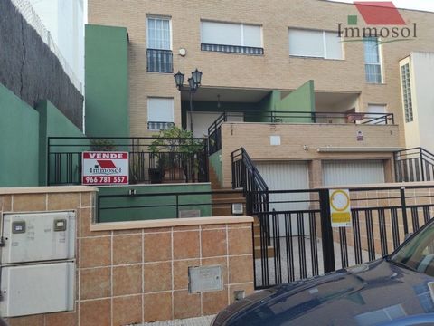 Grupo Immosol presents this beautiful semi-furnished house located near the institute. It has 3 bedrooms and 3 bathrooms. Terrace and solarium of 18m2, large garage of 80 m2 adapted as housing with 6 meters of wardrobes and a basement adapted for roo...