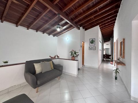 Huis of appartement op het tweede niveau gelegen in Belen Miravalle, 4 slaapkamers, 2 badkamers, sociale badkamers, balkon met uitzicht op de straat, ruime en lichte ruimtes, heeft een patio en een groot potentieel om te hervormen, ideaal voor AIRBNB...