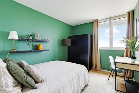 Make this contemporary bedroom your new home! This 10 m² room has been redecorated by our team of architects. The aim was to give it a warm, well-kept feel, with touches of green, black and white. There is a sleeping area with double bed and storage ...