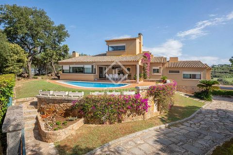This spectacular villa is located in one of the privileged areas of Baix Empordà, known as Empordanet, on top of a hill, which offers wonderful views of the town and the sea. It was built in 1977 by the prestigious architectural team Baca y Pericot, ...