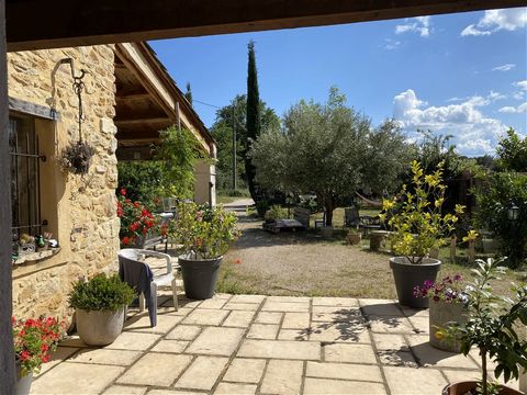 Superb farmhouse of character with large living spaces where conviviality mixes with the charm of the different atmospheres of the farmhouse, all with a total surface area of 281 m2 of living space, 120m2 of outbuildings, located in the countryside o...