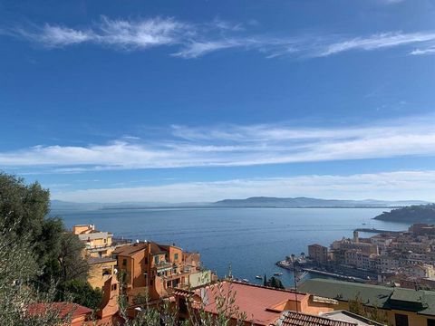 Porto Santo Stefano, Strada del sole Located in a quiet residential setting, in one of the most popular areas of the country, we sell this apartment with stratospheric sea views. The property, in excellent condition, boasts large and bright interiors...