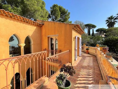 Cavalaire in popular area - Residential villa of approximately 190m2 facing South-West built on land of 1100m2 a stone's throw from the City Center and the Beaches. Beautiful SEA VIEW. On the ground floor: Hall, Dining room/Living room, Large kitchen...