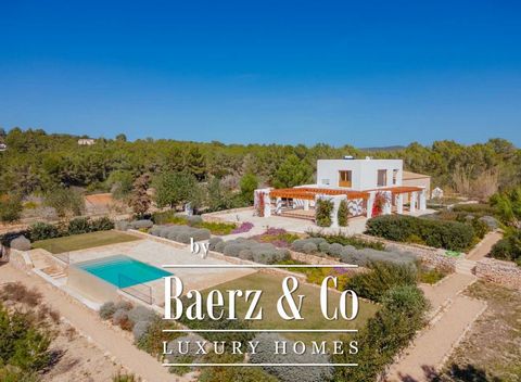 Os arredores O luxo encontra a sofisticação nesta opulenta villa, localizada no vale perto de Santa Gertrudis. Esta parte idílica de Ibiza oferece um retiro tranquilo entre colinas exuberantes e uma paisagem campestre das Baleares cheia de beleza nat...
