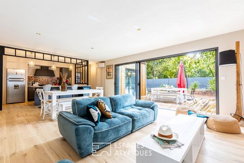 Located in a quiet area of La Tremblade, close to the ocean, this single-storey seaside villa is the result of a recent quality project. The entrance to the house leads to the living room with an open fitted kitchen. The spacious living room, with it...