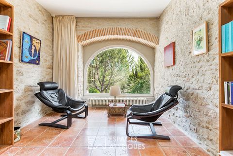 This house of more than 400m2, is located in the center of the village of Lux The vestibule at the entrance already reveals the volumes and character of the house. On the village side, a large dining room leads to the dining kitchen and the pantry. O...