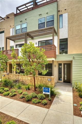 Live in this Modern LOFT built by Meritage Homes at 17 West and experience the vibrant lifestyle of South West Costa Mesa! This 3 bedroom/3 bath/2 1/2 bath newer construction loft condo has an abundance of Windows and Nautural Light. Enjoy the main l...