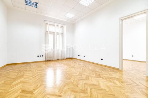 Zagreb, Zrinjevac, office space with a total area of 88 m2 on the first floor of a residential building. It consists of an entrance hall, four work rooms, one bathroom and a balcony with a view of the park. Extremely bright office with lots of window...