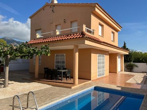 Beautiful villa close to the sea of 211 m2 built and 336 m2 of plot, in Alcanar beach, Costa Dorada. It has a large living room with air conditioning, separate kitchen, storage room, 2 bathrooms, a garage for two cars, 4 bedrooms, balcony with sea vi...