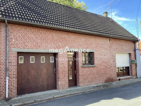 House of 103m² including: living room, kitchen, bathroom with shower and separate toilet, upstairs 3 bedrooms on a plot of 367m². Wooden carpentry, double glazing, water softener, oil heating, mains drainage. Renovation work is to be expected, ideal ...